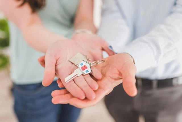 Couple holding the keys to the house.